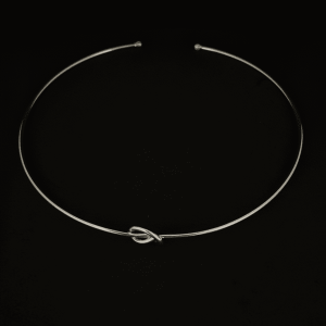 Gargantilha Nó Prateado – Elegância Minimalista