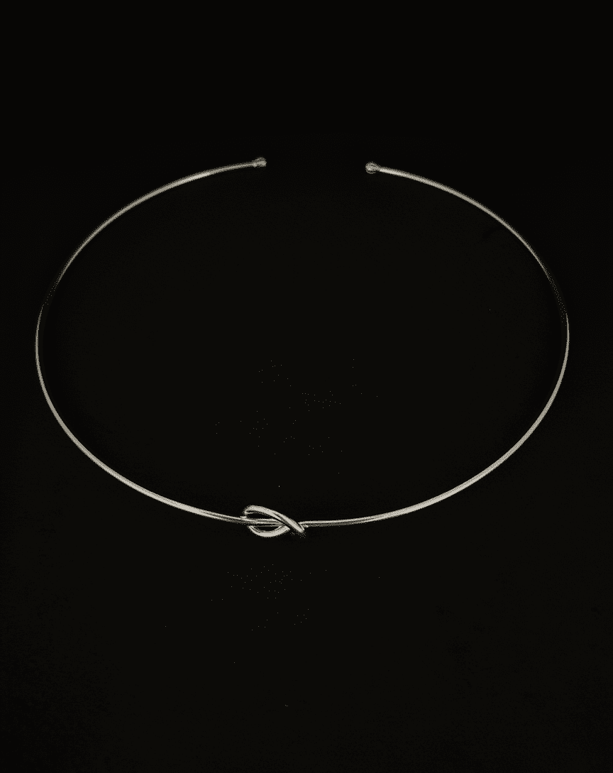 Gargantilha Nó Prateado – Elegância Minimalista
