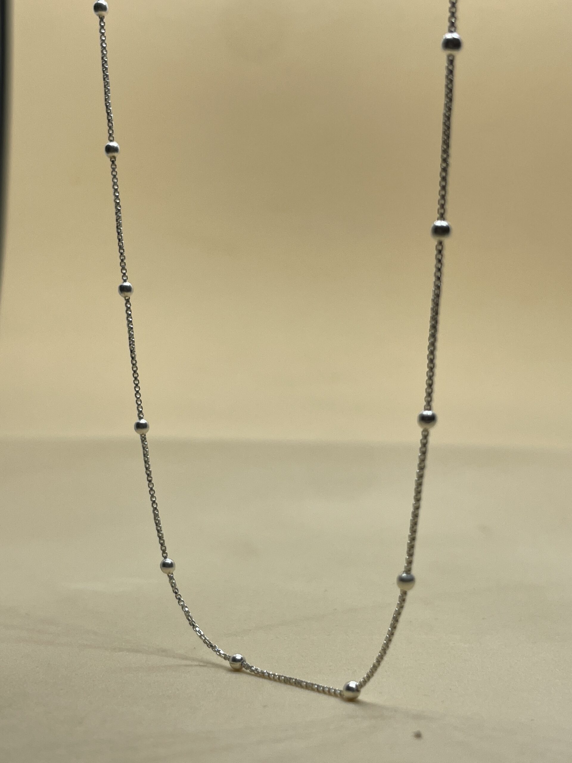 Colar Prata 925 com Bolinhas – Minimalismo e Estilo no Dia a Dia