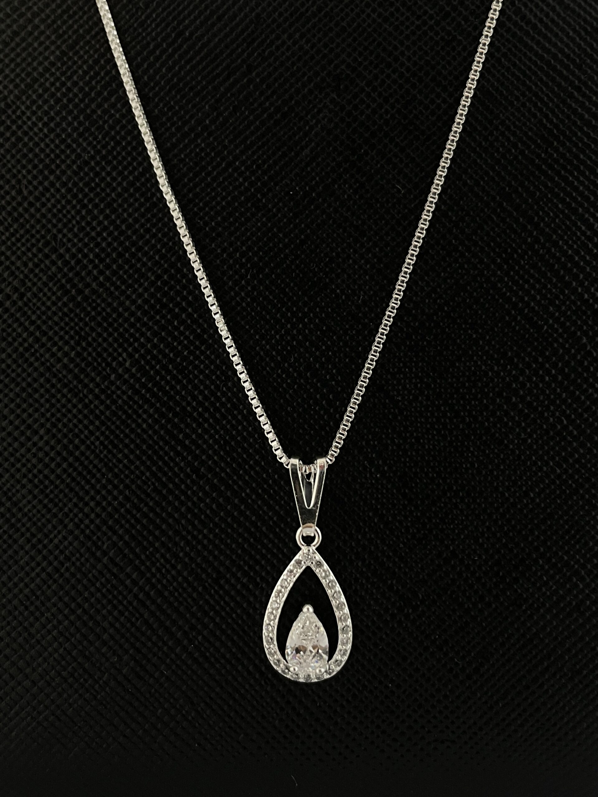 Colar Gota com Zircônia Folheado a Prata – Elegância em Cada Detalhe - Imagem 2
