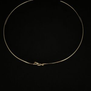 Gargantilha Nó Dourado – Minimalismo com Elegância