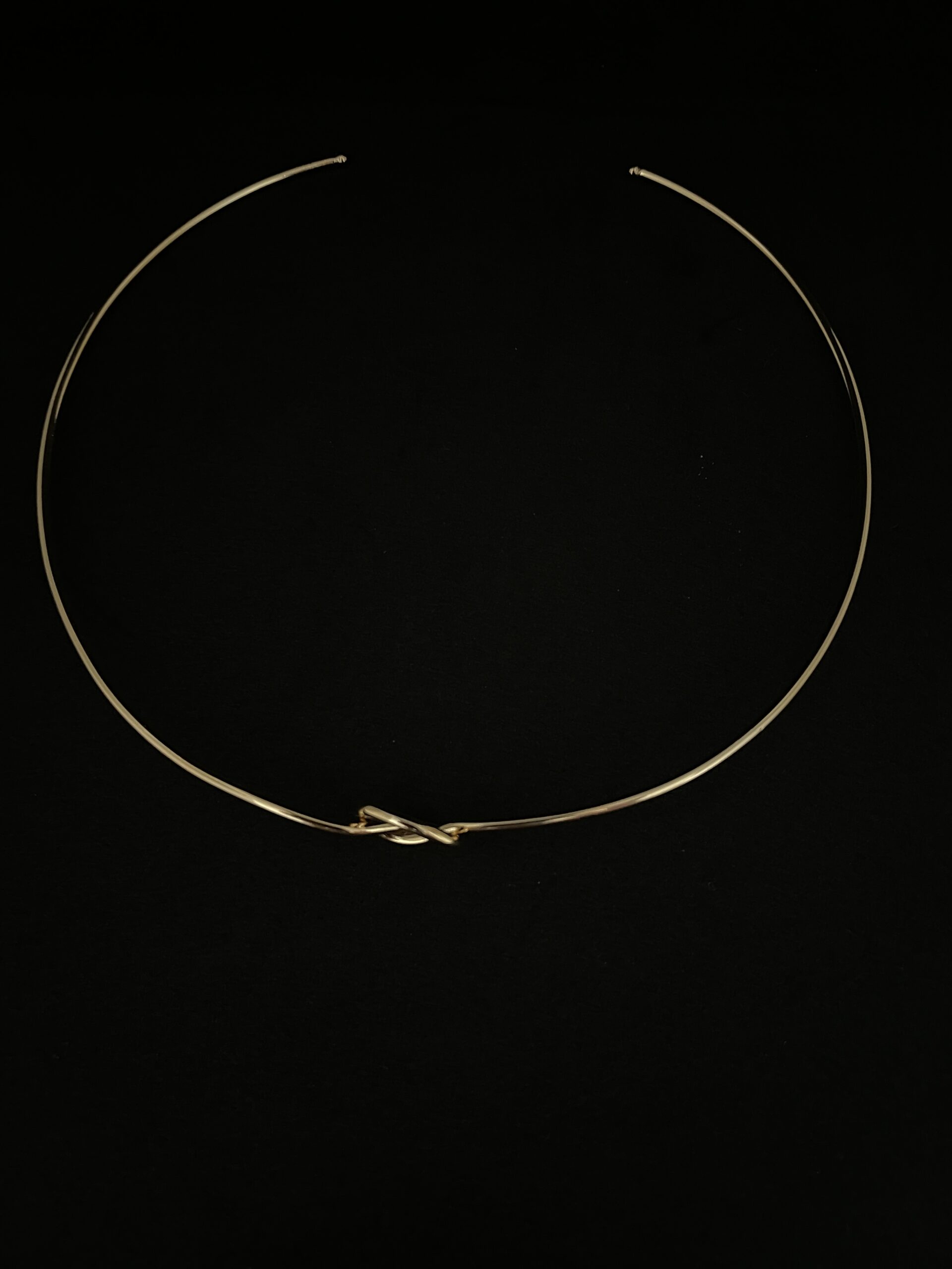 Gargantilha Nó Dourado – Minimalismo com Elegância