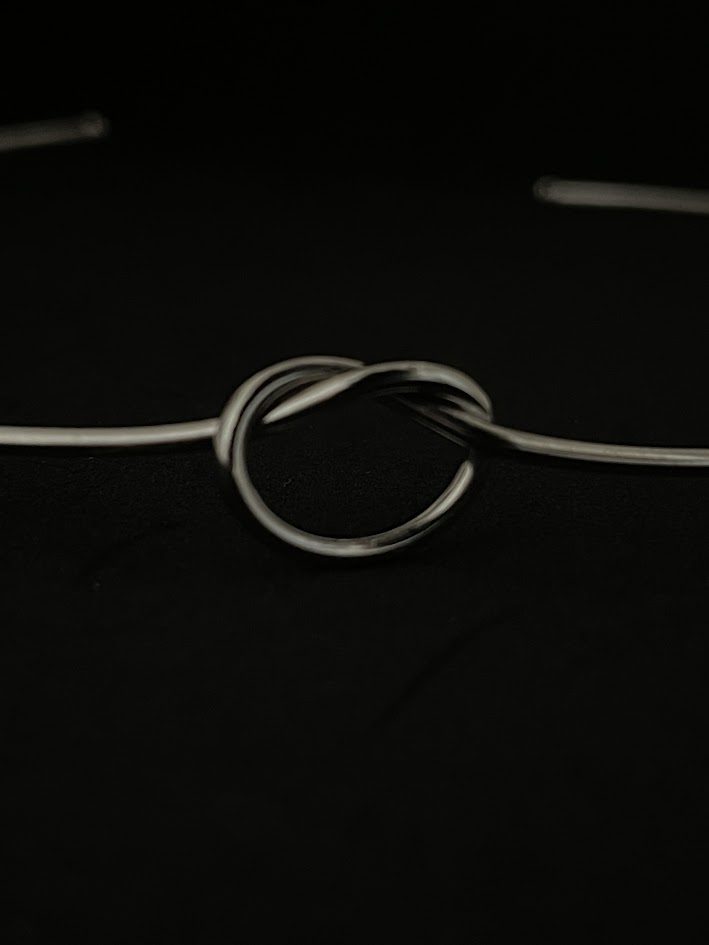 Gargantilha Nó Prateado – Elegância Minimalista - Imagem 3